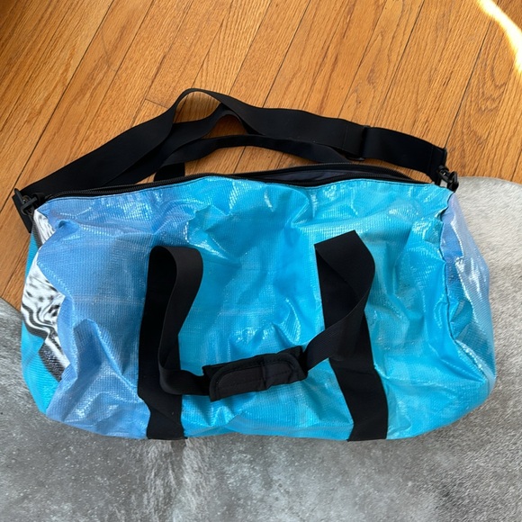 Reform duffle bag used once aqua blue with longer shoulder strap - Picture 3 of 5